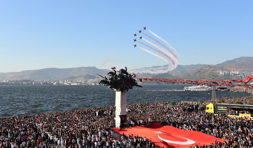Türk Yıldızları ve Solo Türk gösterileri İzmir semalarında