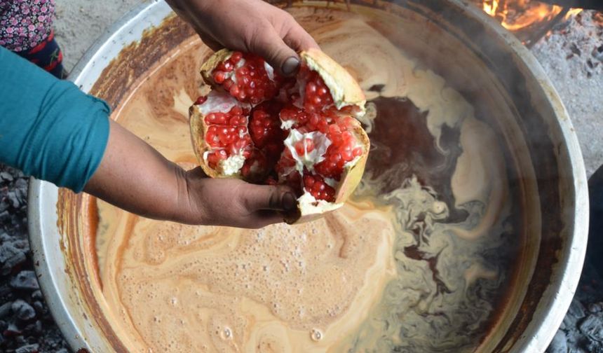 Aydın’da narlar geleneksel yöntemle ekşiye dönüşüyor