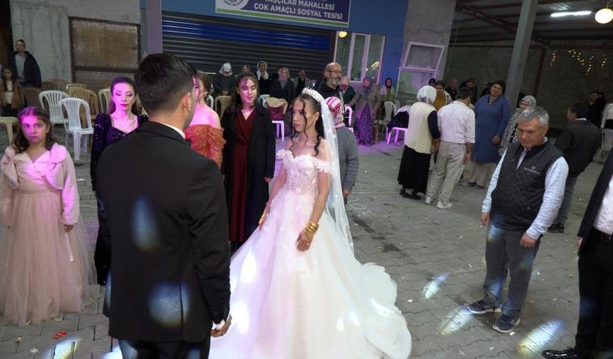 Gelin damat düğünü yarıda kesip Ata'sını andı