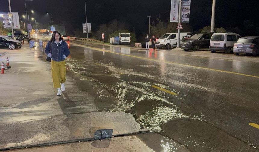 Bodrum'da ana su hattı patladı, yol çöktü
