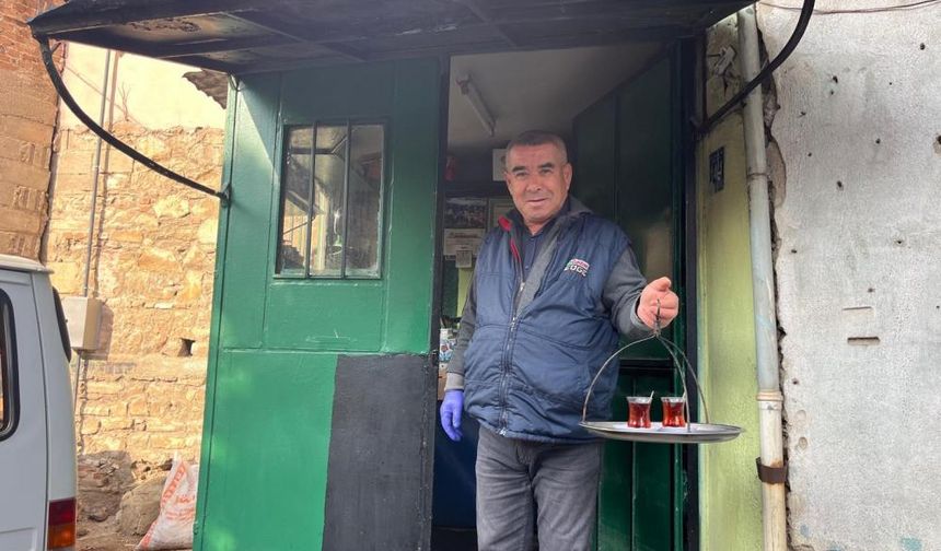 50 yıllık çay ocağında baba mesleğini sürdürüyor