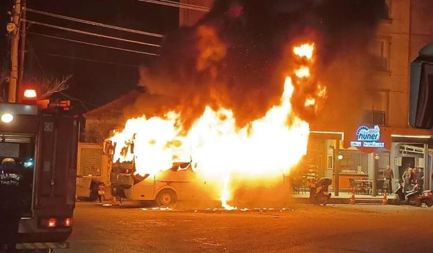 Manisa'da servis otobüsü alev alev yandı