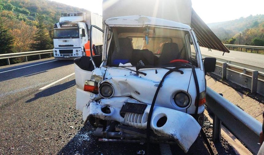 Kırkağaç’ta kamyonet ile tır çarpıştı