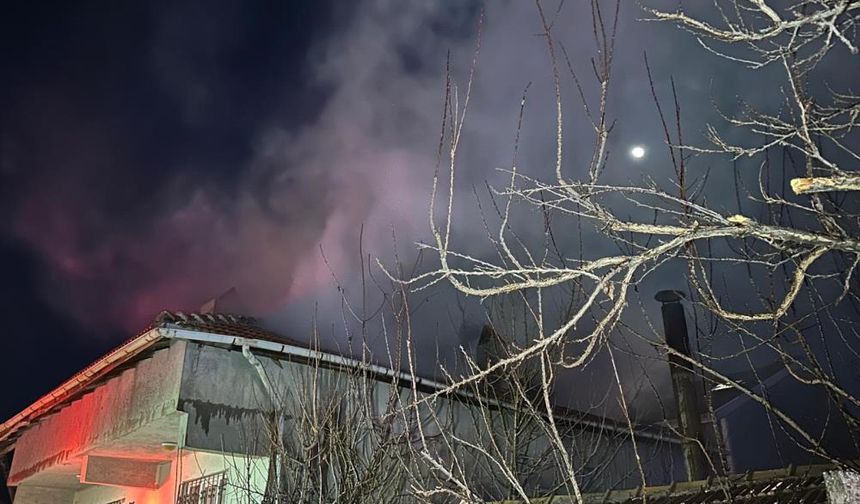 Uşak’ta çatı yangını paniğe neden oldu