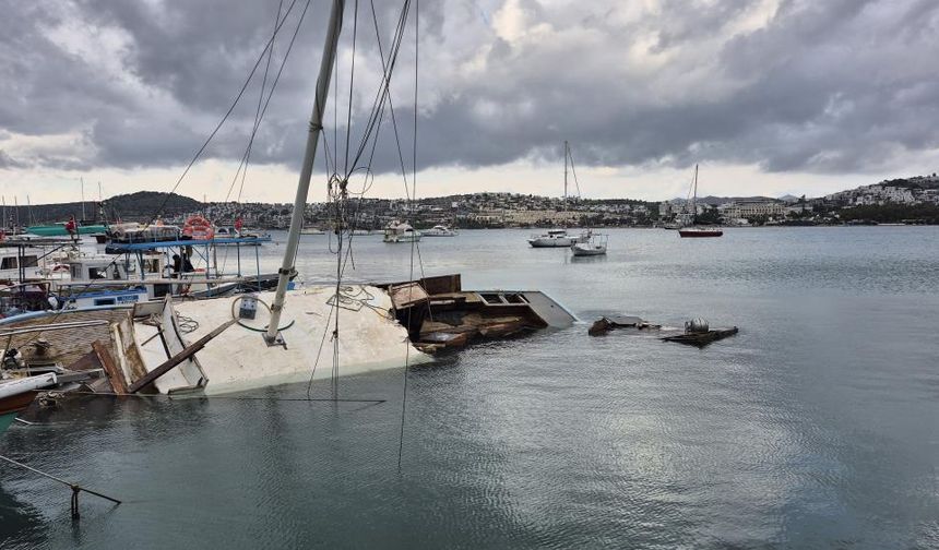 Muğla’da kuvvetli rüzgar tekne batırdı