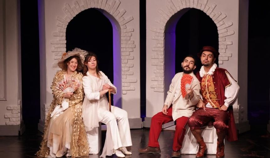 Merkezefendi Kent Tiyatrosu yeni oyunu ile sahnede