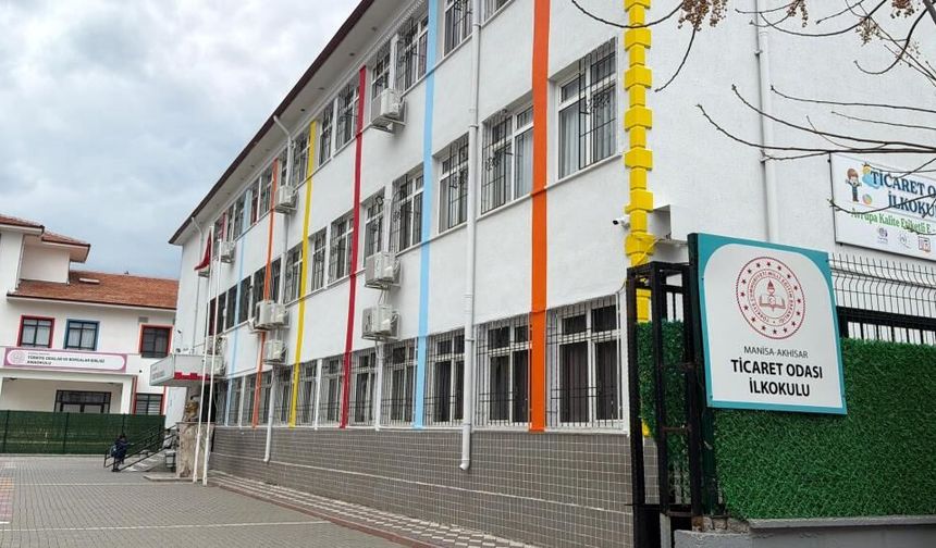 Sınıfın düşen tavan sıvası 3 öğrenciyi yaraladı