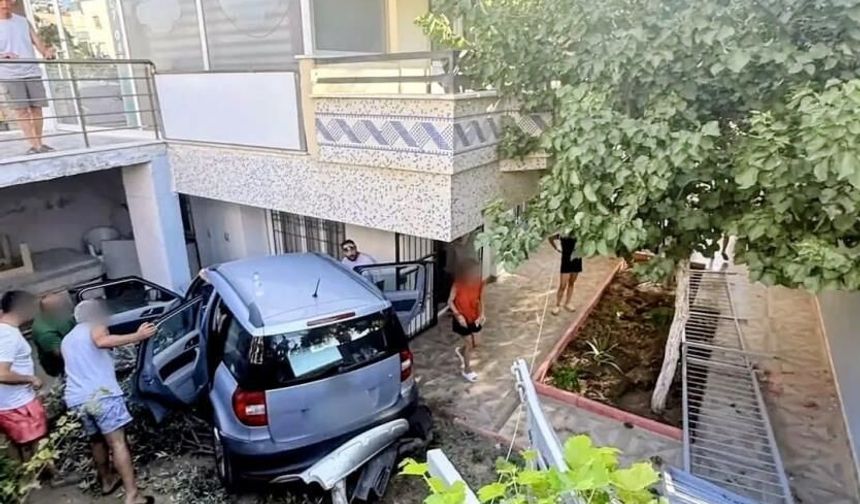 Didim’de araç evin bahçesine uçtu