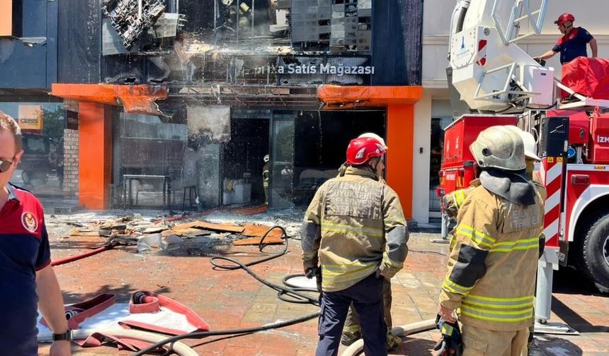 İzmir'de mobilya mağazasında yangın