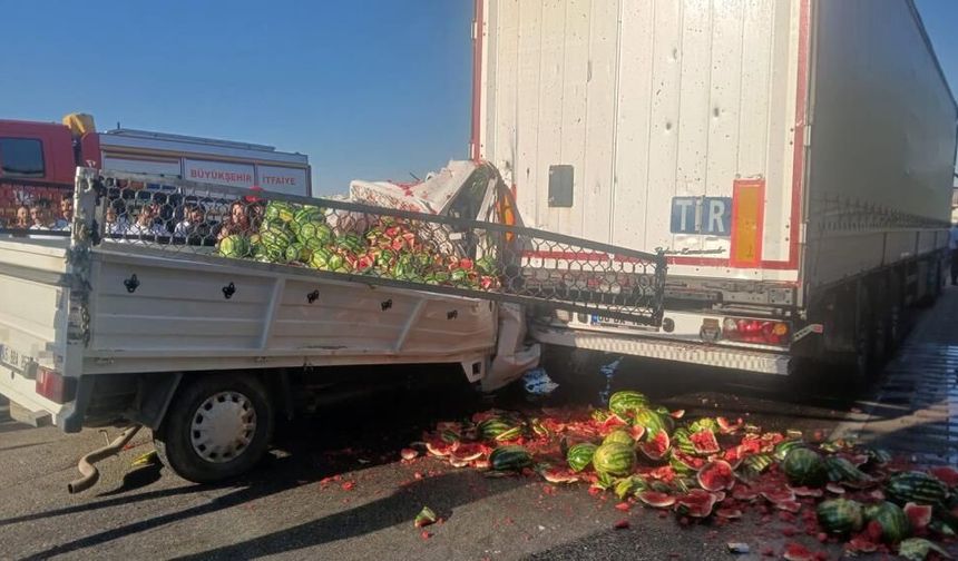Manisa’da kamyonet tıra çarptı: 1’i ağır 2 yaralı