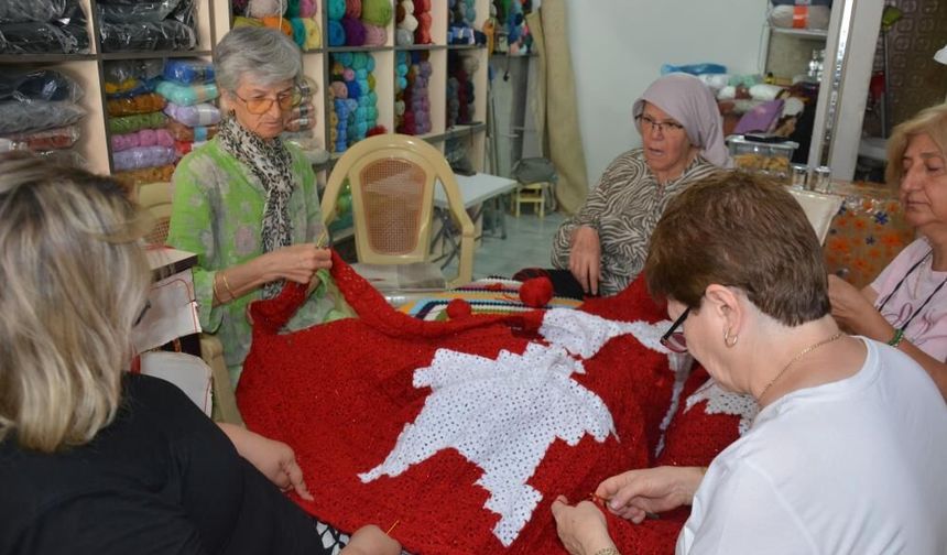 İlmek ilmek dev Türk bayrağı ördüler
