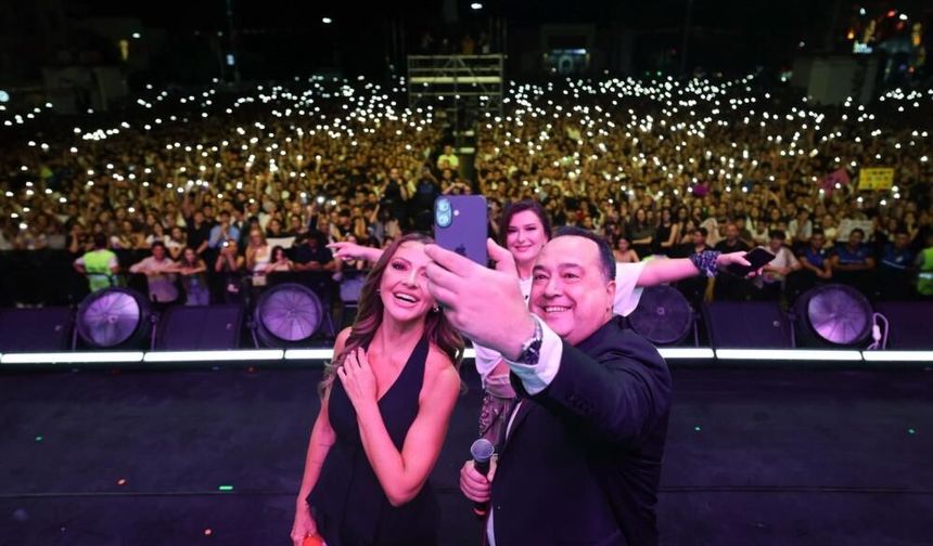 Manisa'da Zafer Bayramı coşkusu Hadise'nin şarkılarıyla zirve yaptı