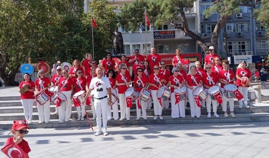 Burhaniye’ de Özgür Kanatlar Halk Bandosu törenlere renk kattı
