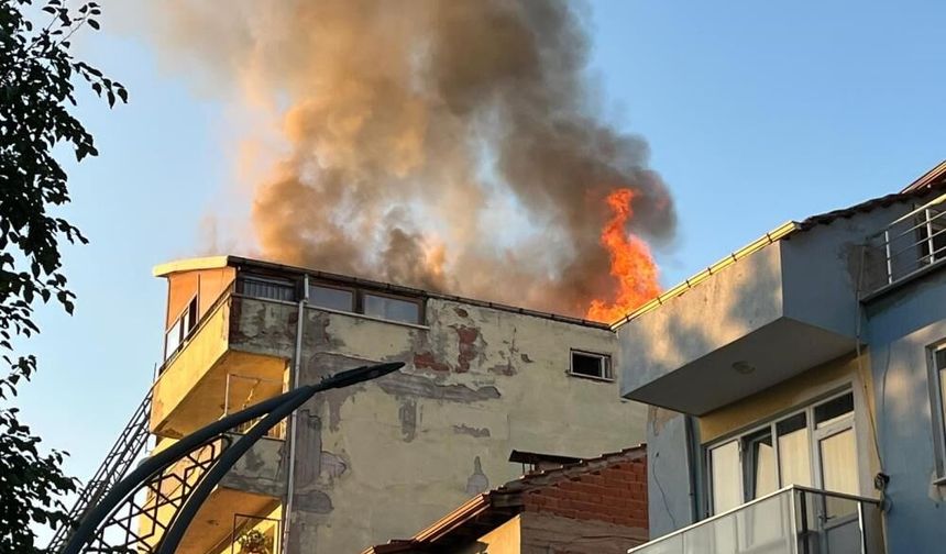 Uşak'ta korkutan çatı yangını