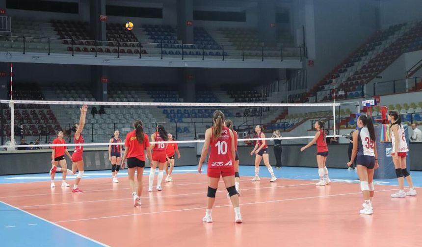 İzmir'in takımları dostluk maçında buluştu