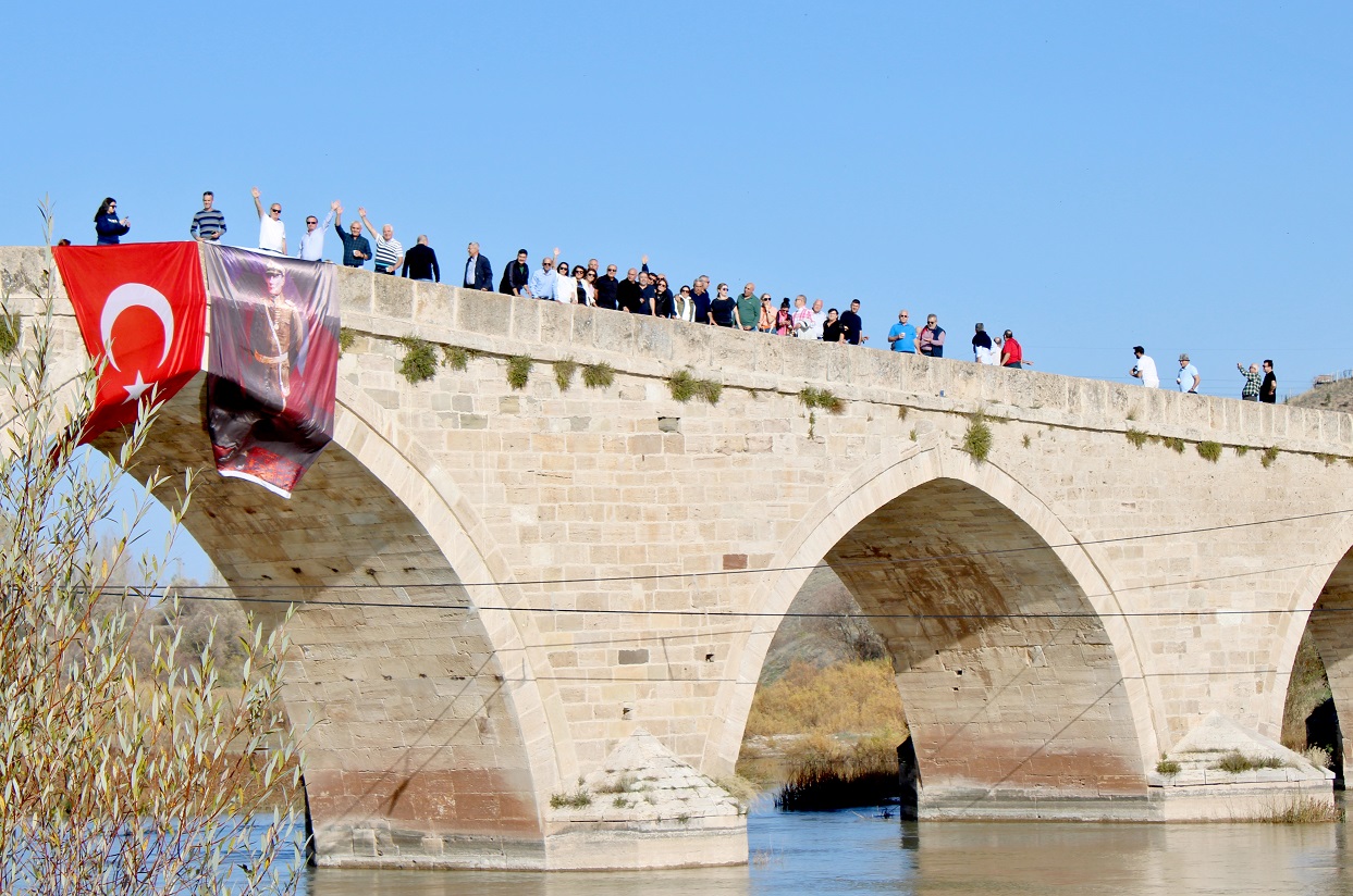 Karaözü Şahruh köprüsü
