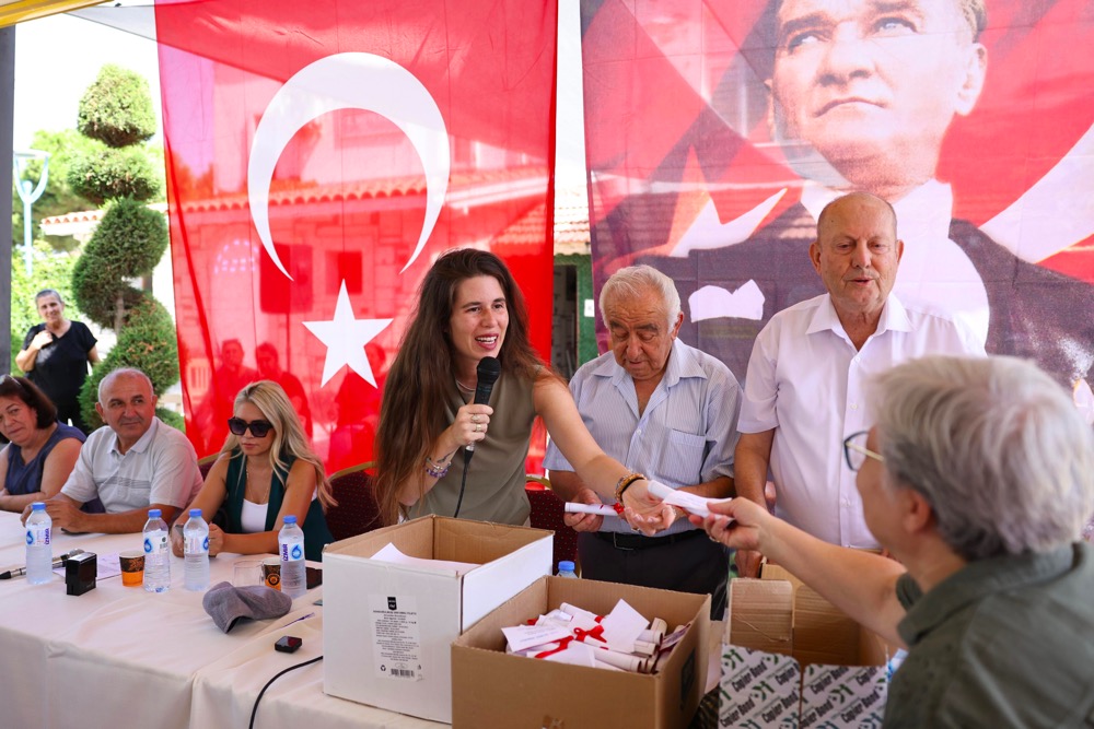 Başkan Denizli, Çeşme’de 32 Yıllık Tapu Sorununu Çözdü5