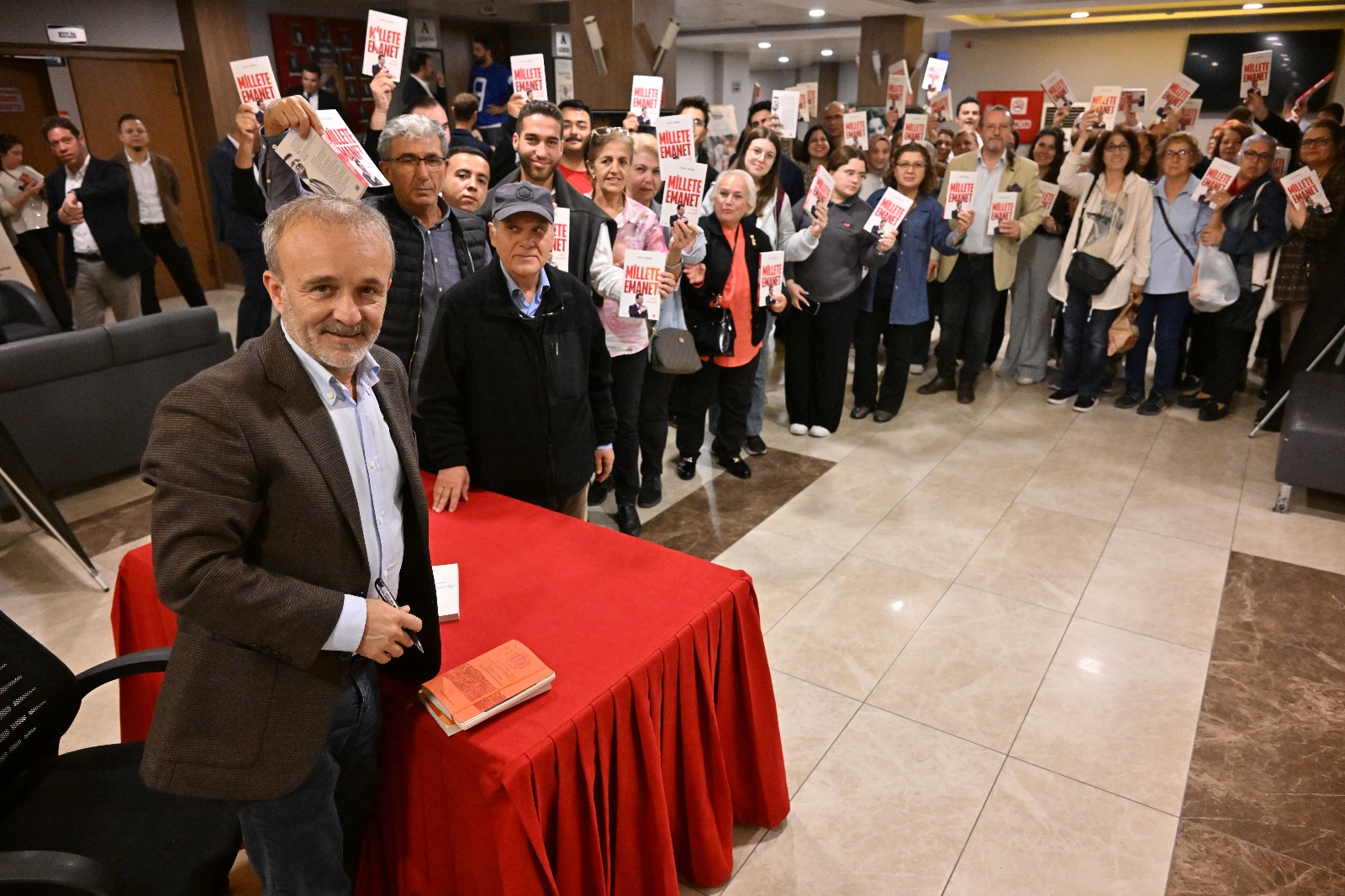 Gazeteci Yavuz Oğhan Manisalılarla Buluştu (10)