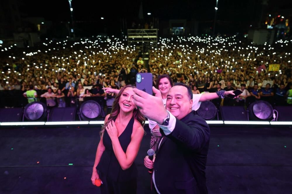 Manisa'da Zafer Bayramı coşkusu Hadise'nin şarkılarıyla zirve yaptı